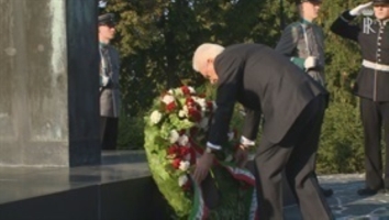 Il Presidente Mattarella depone due corone al cimitero di Hietaniemi