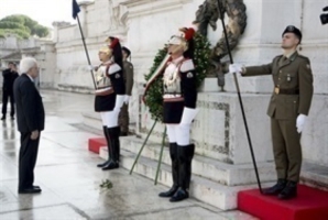 Il Presidente Sergio Mattarella depone una corona d'alloro sulla Tomba del Milite Ignoto all'Altare della Patria, nel Giorno dell'Unità Nazionale e Giornata delle Forze Armate