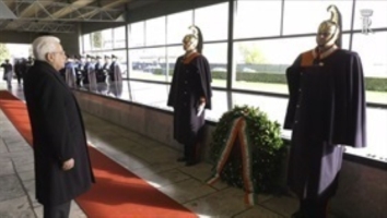 Il Presidente Sergio Mattarella depone una corona al Sacrario dei Caduti di Kindu