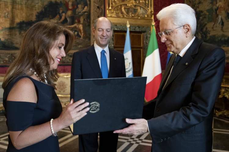 Il Presidente Sergio Mattarella con S.E. la Signora Karla Gabriela SAMAYOA RECARI, nuovo Ambasciatore della Repubblica del Guatemala, in occasione della presentazione delle Lettere Credenziali.
