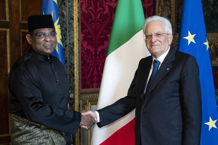 Il Presidente Sergio Mattarella con S.E. il Signor Abdul Malik Melvin CASTELINO, nuovo Ambasciatore della Repubblica di Malaysia, in occasione della presentazione delle Lettere Credenziali.
