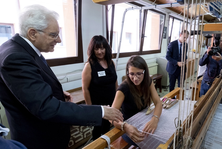 Il Presidente Sergio Mattarella visita il Laboratorio tessile dellla Comunità di San Patrignano illustrato dalla responsabile Antonella Boari