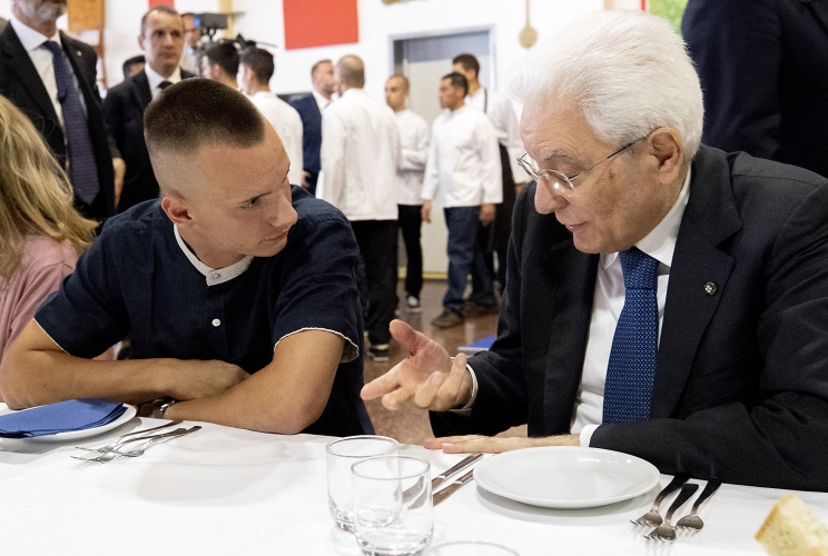 Il Presidente Sergio Mattarella nella mensa di San Patrignano con Leonardo Azzolin, testimone della propria esperienza nella comunità