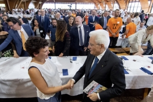 Il Presidente Sergio Mattarella saluta Melita Tempesta al termine della sua testimonianza, nel 40° anniversario di fondazione della Comunità  di San Patrignano