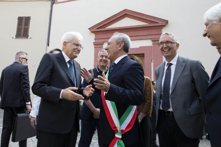 Il Presidente Sergio Mattarella con il Sindaco di Esanatoglia Luigi Nazzareno Bartocci, in occasione della cerimonia di inaugurazione della Scuola Secondaria di Primo Grado "Carlo Alberto Dalla Chiesa" di Esanatoglia.
