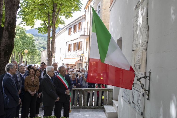 Il Presidente Sergio Mattarella con il Sindaco di Esanatoglia Luigi Nazzareno Bartocci,in occasione della cerimonia di inaugurazione della Scuola Secondaria di Primo Grado "Carlo Alberto Dalla Chiesa" di Esanatoglia
