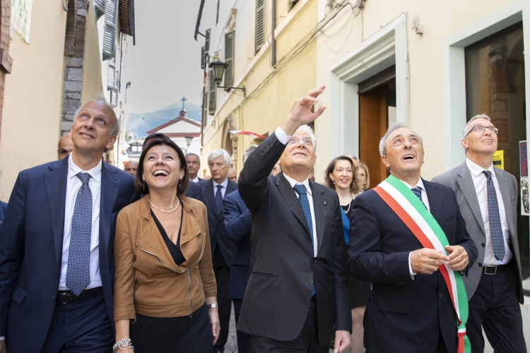 Il Presidente Sergio Mattarella in occasione della cerimonia di inaugurazione della Scuola Secondaria di Primo Grado "Carlo Alberto Dalla Chiesa" di Esanatoglia.
