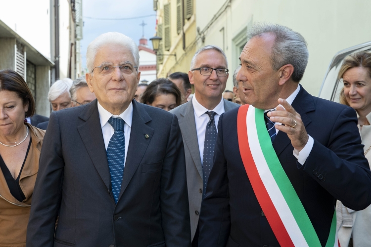 Il Presidente Sergio Mattarella con il Sindaco di Esanatoglia Luigi Nazzareno Bartocci, in occasione della cerimonia di inaugurazione della Scuola Secondaria di Primo Grado "Carlo Alberto Dalla Chiesa" 