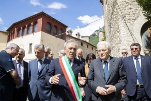Il Presidente Sergio Mattarella nel corso della visita a Esanatoglia