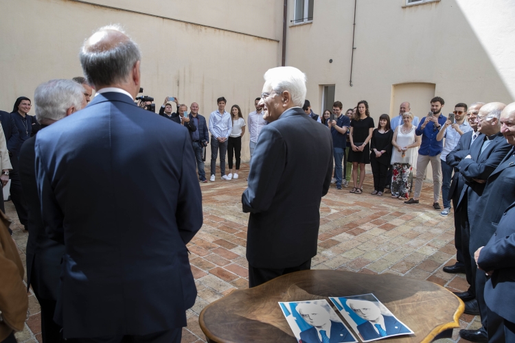 Il Presidente Sergio Mattarella alla Villa del Seminario con l'Arcivescovo di Camerino Mons.Francesco Giovanni Brugnaro 