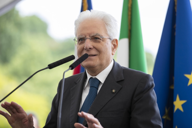 Il Presidente Sergio Mattarella durante il suo indirizzo di saluto alla cerimonia di inaugurazione della Scuola Secondaria di Primo Grado "Carlo Alberto Dalla Chiesa" di Esanatoglia.
