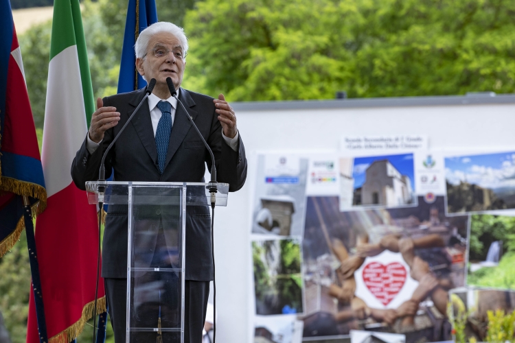 Il Presidente Sergio Mattarella durante il suo indirizzo di saluto alla cerimonia di inaugurazione della Scuola Secondaria di Primo Grado "Carlo Alberto Dalla Chiesa" di Esanatoglia.
