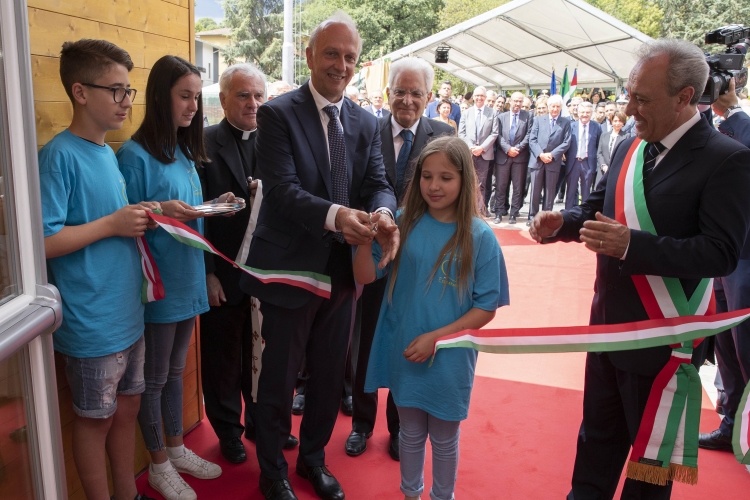 Il Presidente Sergio Mattarella alla cerimonia di inaugurazione della Scuola Secondaria di Primo Grado "Carlo Alberto Dalla Chiesa" di Esanatoglia.
