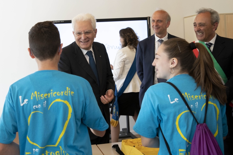 Il Presidente Sergio Mattarella alla cerimonia di inaugurazione della Scuola Secondaria di Primo Grado "Carlo Alberto Dalla Chiesa" di Esanatoglia.
