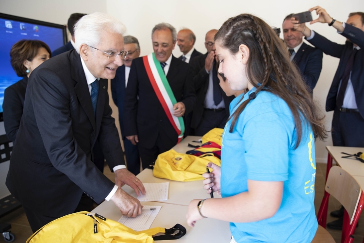 Il Presidente Sergio Mattarella alla cerimonia di inaugurazione della Scuola Secondaria di Primo Grado "Carlo Alberto Dalla Chiesa" di Esanatoglia.
