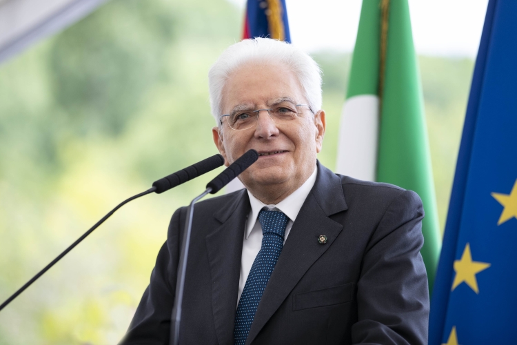 Il Presidente Sergio Mattarella durante il suo indirizzo di saluto alla cerimonia di inaugurazione della Scuola Secondaria di Primo Grado "Carlo Alberto Dalla Chiesa" di Esanatoglia.
