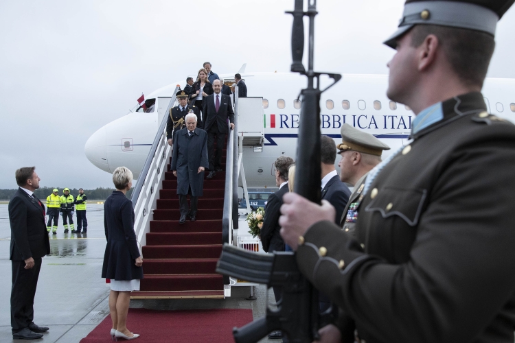 Il Presidente Sergio Mattarella al suo arrivo a Riga in occasione della Visita di Stato nella Repubblica di Lettonia