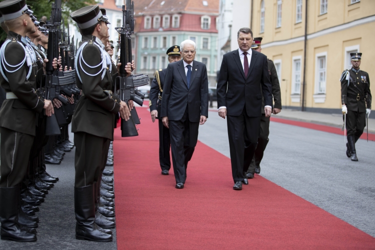 Il Presidente Sergio Mattarella e la sig.ra Laura al Castello di Riga con il Presidente della Repubblica di Lettonia, Raimonds Vejonis e la Consorte.