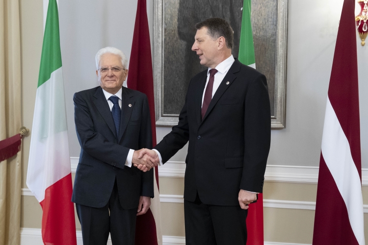 Il Presidente Sergio Mattarella e la sig.ra Laura al Castello di Riga con il Presidente della Repubblica di Lettonia, Raimonds Vejonis e la Consorte.