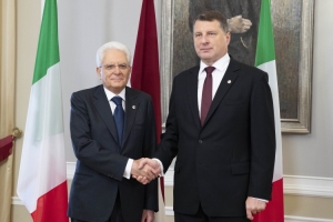 Il Presidente Sergio Mattarella e la sig.ra Laura al Castello di Riga con il Presidente della Repubblica di Lettonia, Raimonds Vejonis e la Consorte.