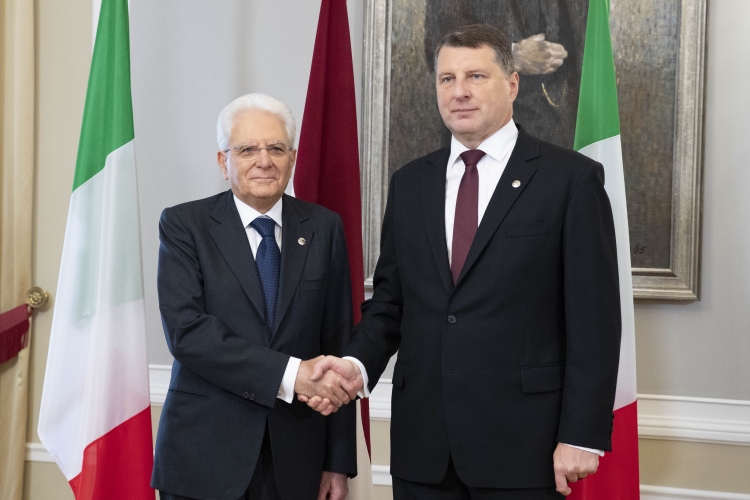 Il Presidente Sergio Mattarella e la sig.ra Laura al Castello di Riga con il Presidente della Repubblica di Lettonia, Raimonds Vejonis e la Consorte.