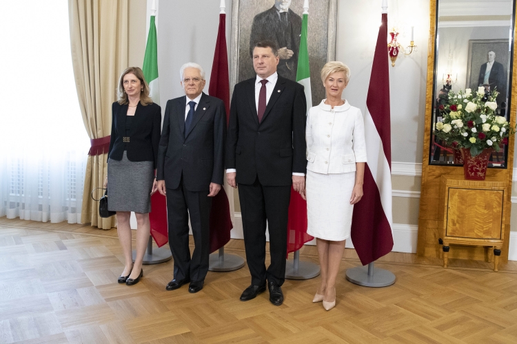 Il Presidente Sergio Mattarella e la sig.ra Laura al Castello di Riga con il Presidente della Repubblica di Lettonia, Raimonds Vejonis e la Consorte.