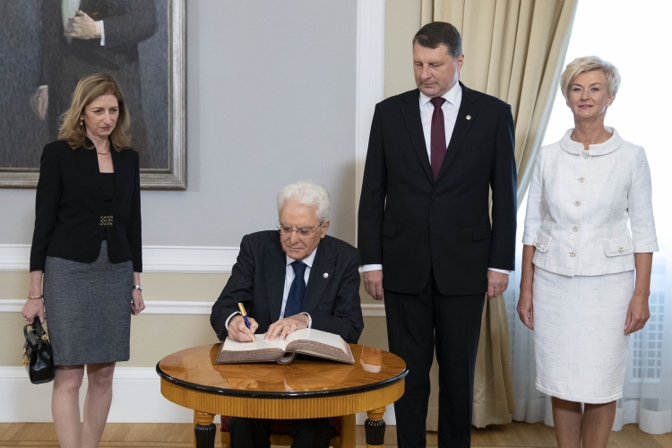 Il Presidente Sergio Mattarella e la sig.ra Laura al Castello di Riga con il Presidente della Repubblica di Lettonia, Raimonds Vejonis e la Consorte.