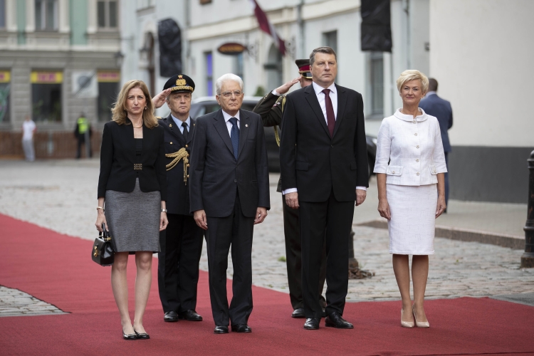 Il Presidente Sergio Mattarella e la sig.ra Laura al Castello di Riga con il Presidente della Repubblica di Lettonia, Raimonds Vejonis e la Consorte.