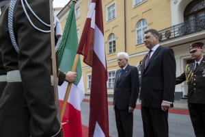 Il Presidente Sergio Mattarella con il Presidente della Repubblica di Lettonia, Raimonds Vejonis .