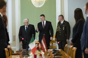 Il Presidente Sergio Mattarella con il Presidente della Repubblica di Lettonia Raimonds Vejonis durante i colloqui
