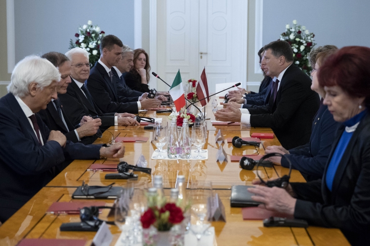 Il Presidente Sergio Mattarella con il Presidente della Repubblica di Lettonia Raimonds Vejonis durante i colloqui