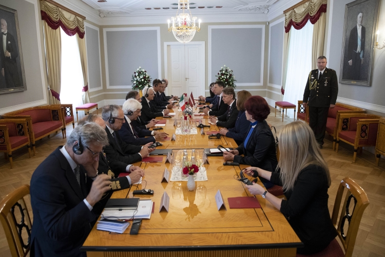 Il Presidente Sergio Mattarella con il Presidente della Repubblica di Lettonia Raimonds Vejonis durante i colloqui
