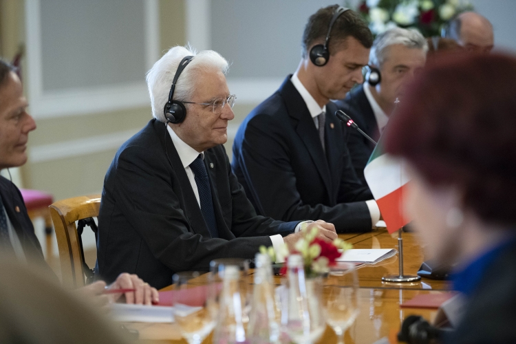 Il Presidente Sergio Mattarella con il Presidente della Repubblica di Lettonia Raimonds Vejonis durante i colloqui
