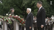 I Presidenti Mattarella e Vejonis depongono due corone al Monumento alla Libertà 