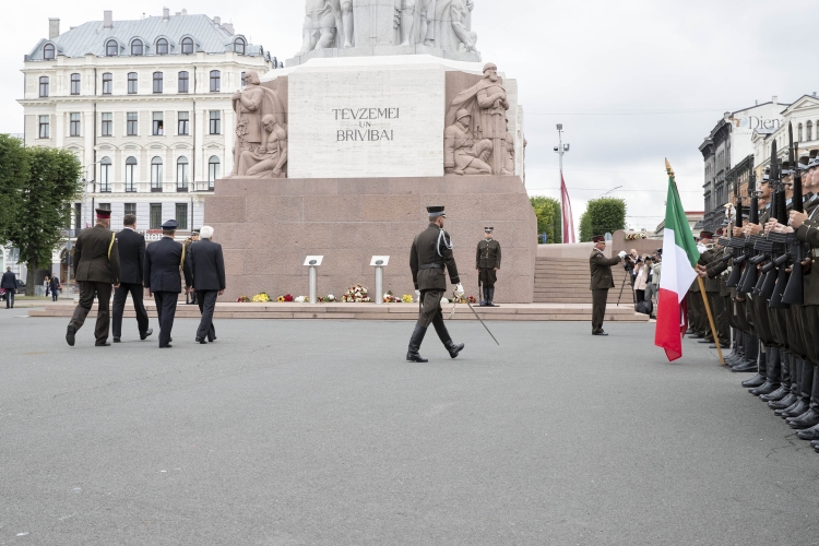 Il Presidente Sergio Mattarella con il Presidente della Repubblica di Lettonia Raimonds Vejonis, al Monumento alla Libertà  per la deposizione di due corone