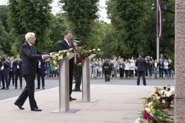 Il Presidente Sergio Mattarella e il Presidente della Repubblica di Lettonia Raimonds Vejonis, al Monumento alla Libertà depongono due corone