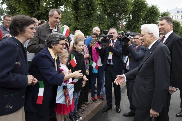 Il Presidente Sergio Mattarella al termine della deposizione al Monumento alla Libertà 