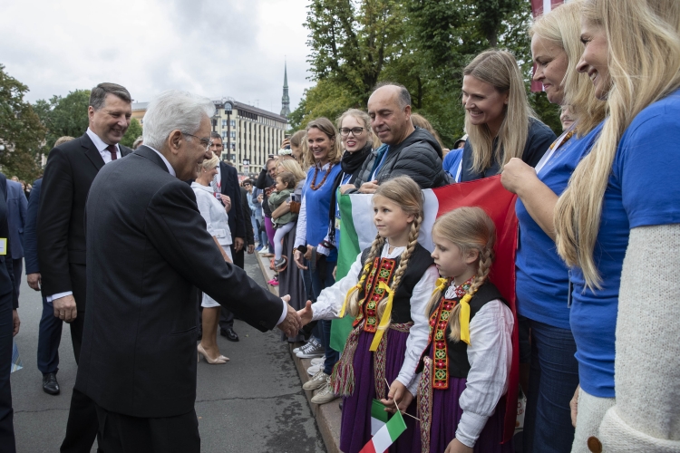 Il Presidente Sergio Mattarella e il Presidente della Repubblica di Lettonia Raimonds Vejonis, al Monumento alla Libertà 