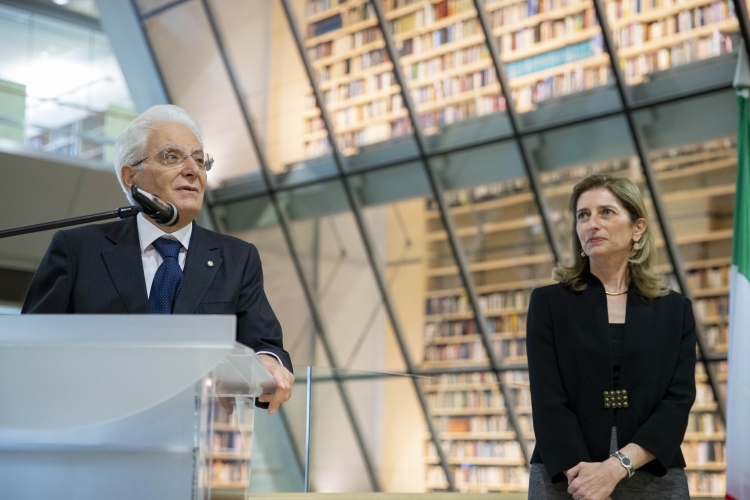 Il Presidente Sergio Mattarella con la Signora Laura alla Biblioteca Nazionale durante la cerimonia di donazione di un libro
