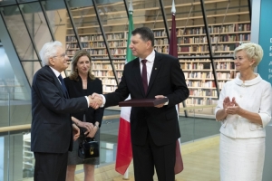 Il Presidente Sergio Mattarella e la Signora Laura con il Presidente della Repubblica di Lettonia Raimonds Vejonis e la Consorte durante la cerimonia di donazione di un libro