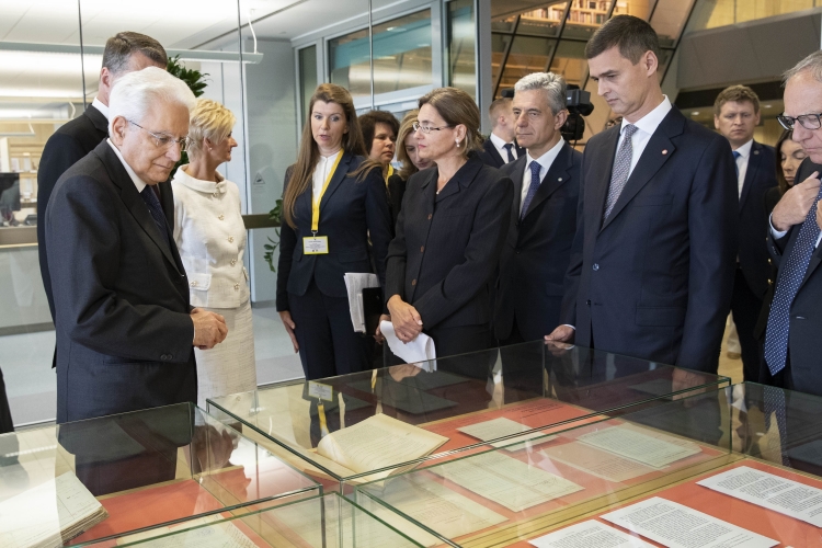 Il Presidente Sergio Mattarella con il Presidente della Repubblica di Lettonia Raimonds Vejonis inaugurano la mostra sul ruolo dell'Italia nel riconoscimento internazionale della Lettonia
