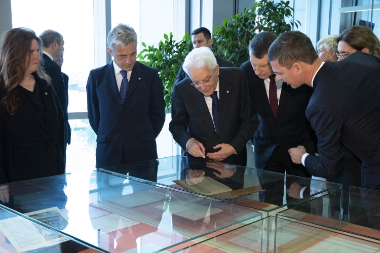 Il Presidente Sergio Mattarella con il Presidente della Repubblica di Lettonia Raimonds Vejonis inaugurano la mostra sul ruolo dell'Italia nel riconoscimento internazionale della Lettonia