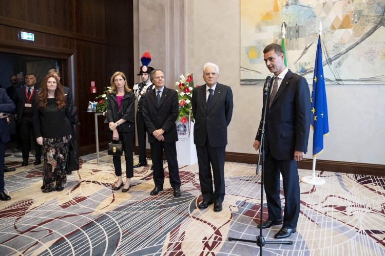 Il Presidente Sergio Mattarella e la Signora Laura e con l'Ambasciatore d'Italia a Riga, Sebastiano Fulci, incontrano una rappresentanza della collettività italiana a Riga.
