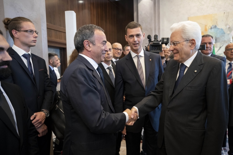Il Presidente Sergio Mattarella con l'Ambasciatore d'Italia a Riga, Sebastiano Fulci, incontrano una rappresentanza della collettività italiana a Riga.
