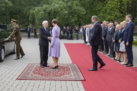 Il Presidente Sergio Mattarella , al Palazzo Presidenziale di Tallinn, accolto dalla Presidente della Repubblica di Estonia, Kersti Kaljulaid