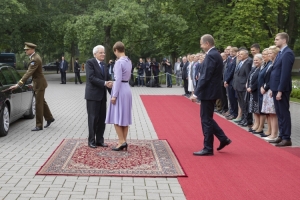 Il Presidente Sergio Mattarella , al Palazzo Presidenziale di Tallinn, accolto dalla Presidente della Repubblica di Estonia, Kersti Kaljulaid