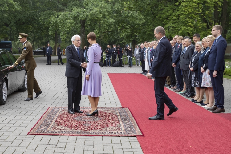 Il Presidente Sergio Mattarella , al Palazzo Presidenziale di Tallinn, accolto dalla Presidente della Repubblica di Estonia, Kersti Kaljulaid