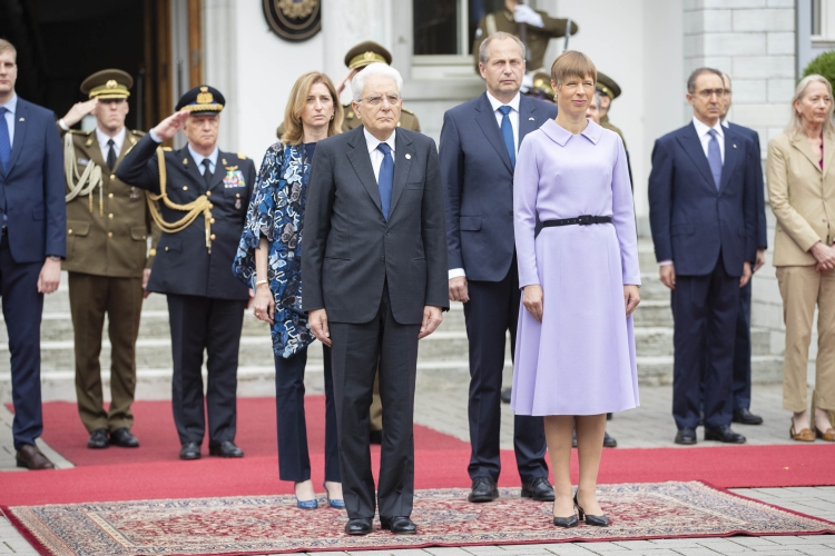 Il Presidente Sergio Mattarella con la Presidente della Repubblica di Estonia, Kersti Kaljulaid, durante gli onori militari
