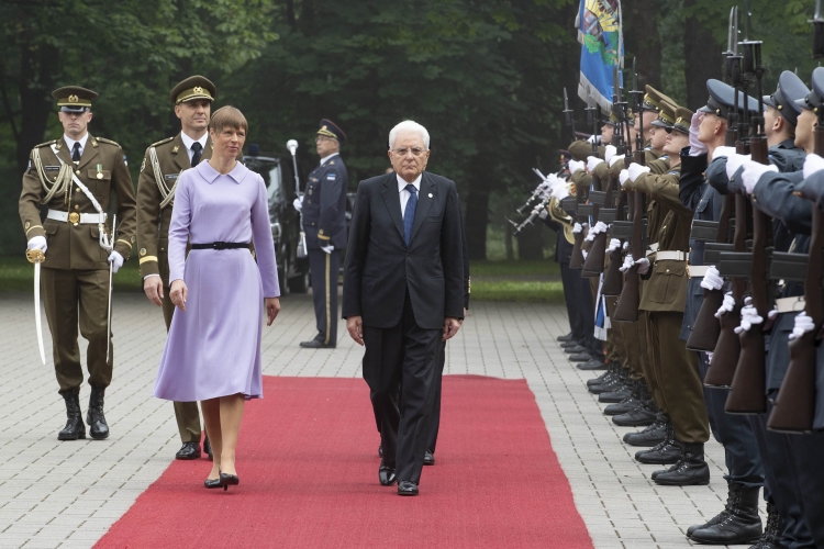 Il Presidente Sergio Mattarella ,al Palazzo Presidenziale di Tallinn, con la Presidente della Repubblica di Estonia, Kersti Kaljulaid, durante gli onori militari
