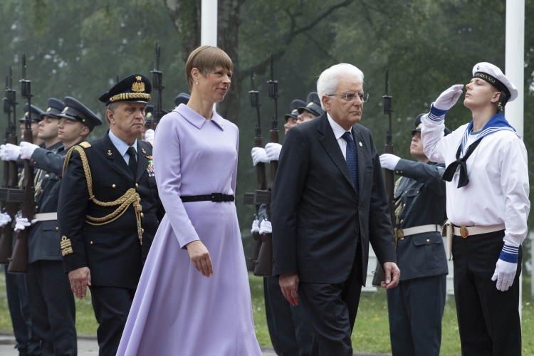Il Presidente Sergio Mattarella con la Presidente della Repubblica di Estonia, Kersti Kaljulaid, durante gli onori militari
